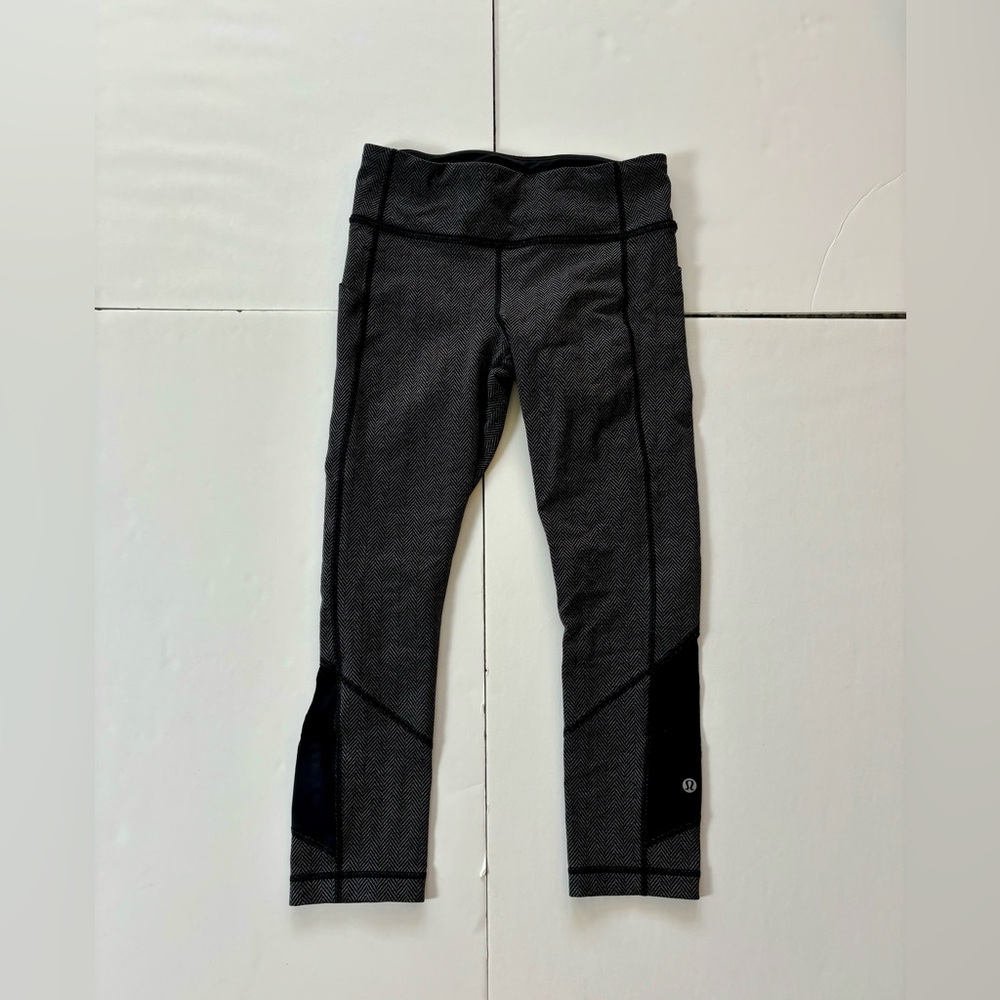Lululemon Leggings size 6 Capri Wunder Black And Gray Pattern back Pockets Side
